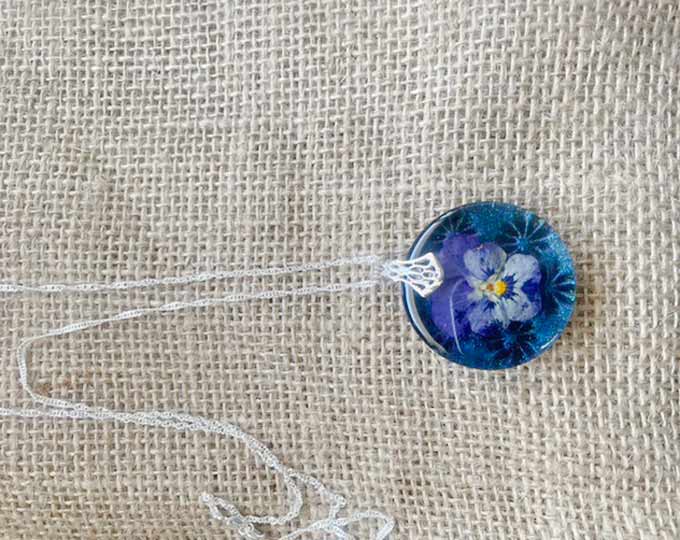 dried-pansy-with-holographic-blue