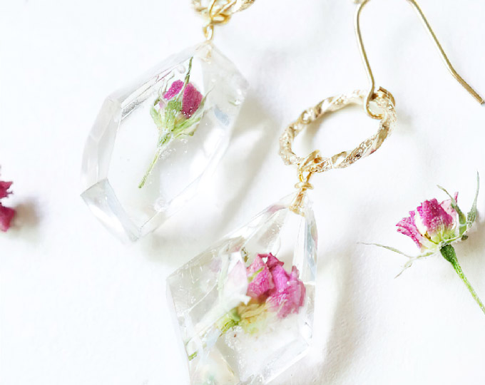 mini-rose-antique-ore-earrings