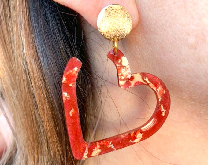 heartshaped-resin-earrings-with