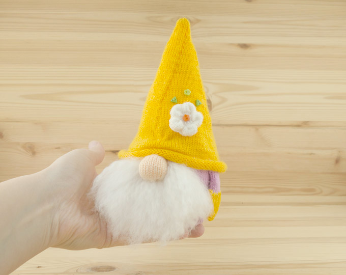 Spring-gnome-with-a-flower-on-a-hat C