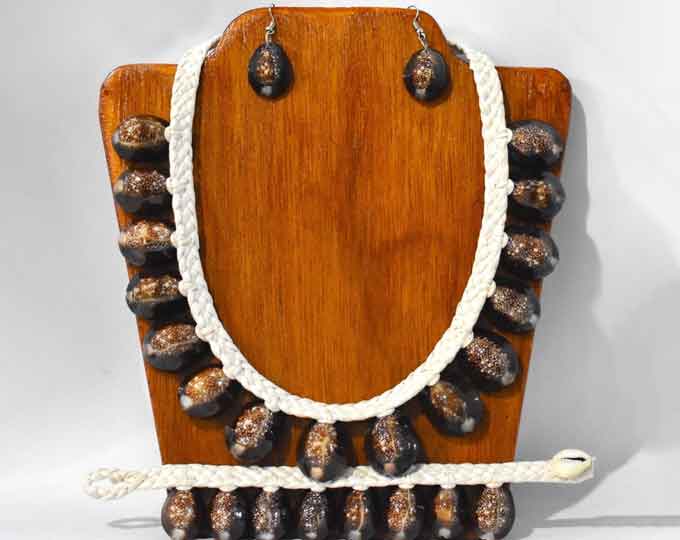 marshallese-handwoven-cowrie-shell